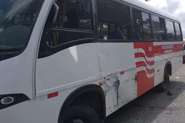 Acidente entre dois micro-ônibus da linha Parnamirim deixa 12 feridos na capital