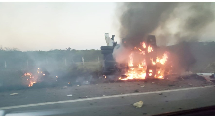 (VÍDEO) Bandidos fecham rodovia com ônibus e explodem carro-forte no RN; assista