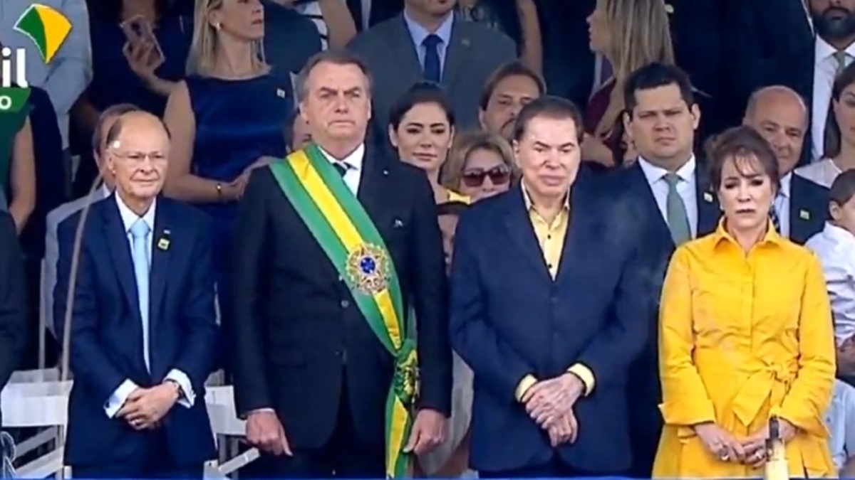 Sílvio Santos e Edir Macedo assistem a desfile ao lado de Bolsonaro