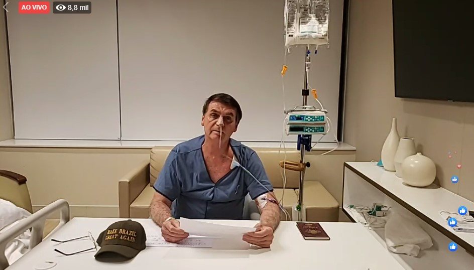 Do hospital, Bolsonaro faz live e se emociona ao citar médicos