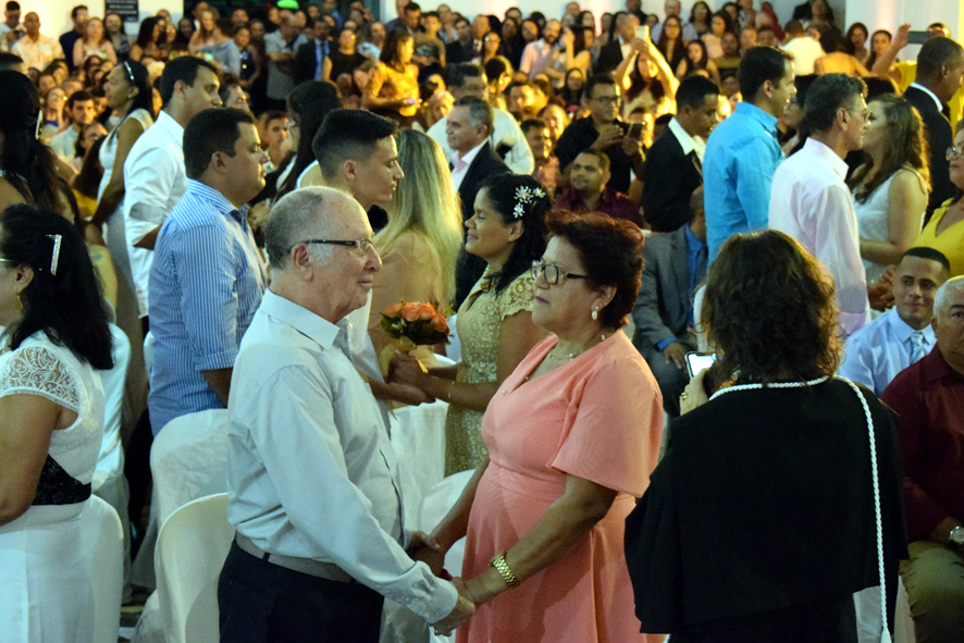Cerimônia coletiva oficializa união civil de 50 casais nas Rocas