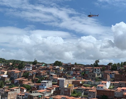 Vídeo: PM faz incursão em Mãe Luiza; comunidade registra troca de tiros