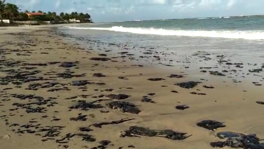 MPF articula limpeza e investigação de manchas de óleo em praias do RN