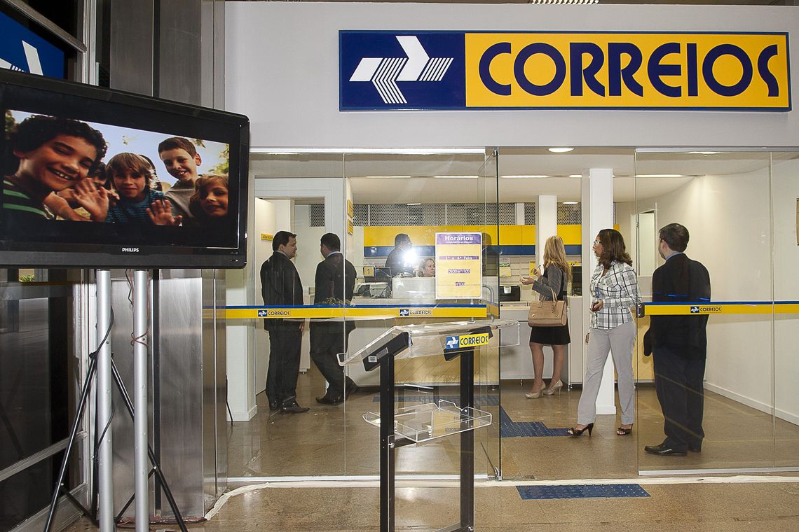 Após decisão do TST, funcionários dos Correios suspendem greve