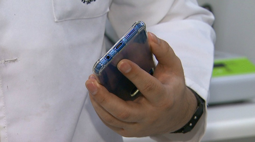 USP detecta bactérias resistentes à limpeza e celular como fonte de contaminação