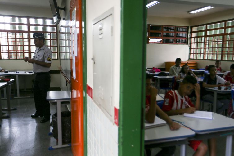 Escolas do RN têm até sexta para aderir a modelo cívico-militar de Bolsonaro
