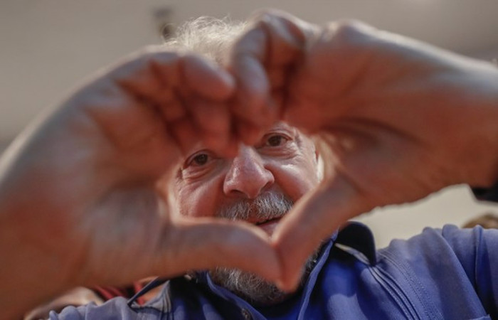 Novo aplicativo: PTinder pretende promover namoros entre esquerdistas