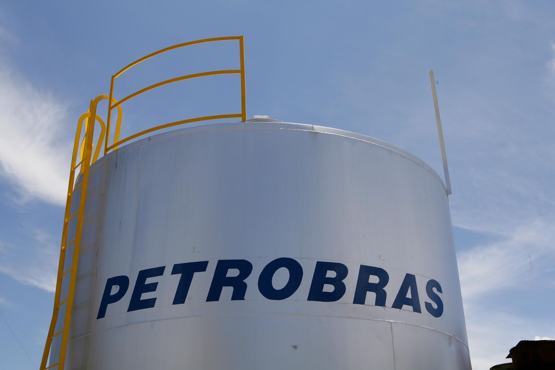 Petrobras anuncia mais um aumento do preço da gasolina nas refinarias