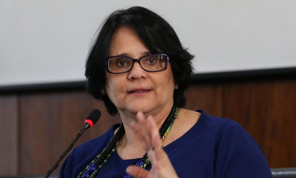 Ministra de Bolsonaro defende aumento de licença materna e paterna no Brasil