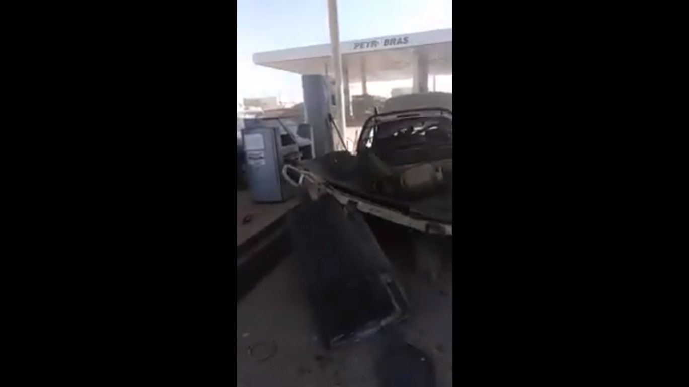 Vídeo: Carro explode e fica destruído ao abastecer em posto no interior do RN