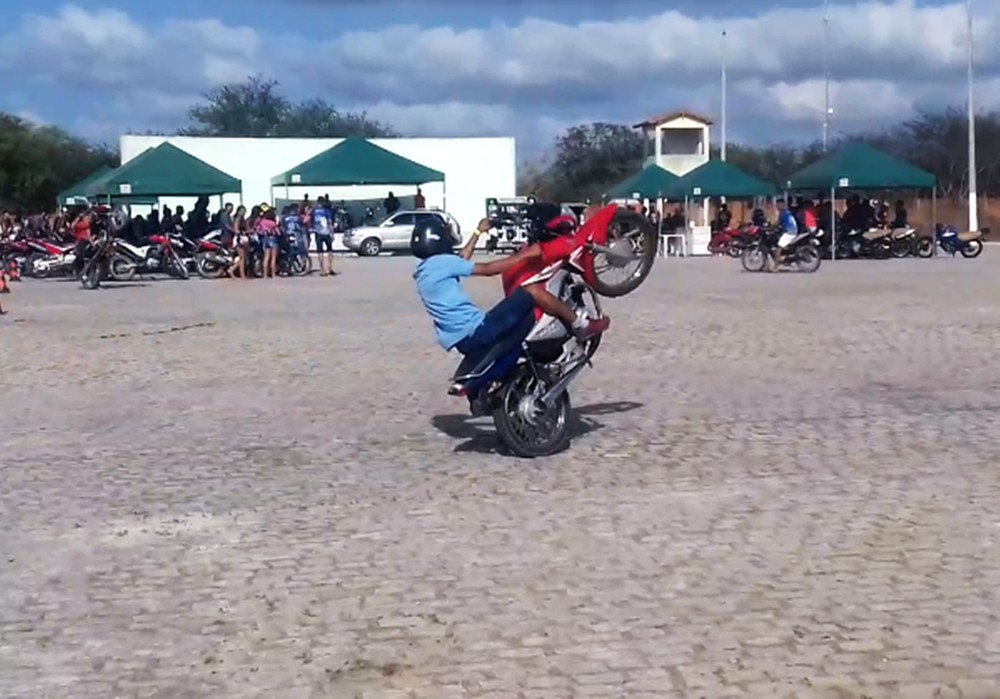 PM apreende 60 veículos durante competição de "empinar motos" na Grande Natal