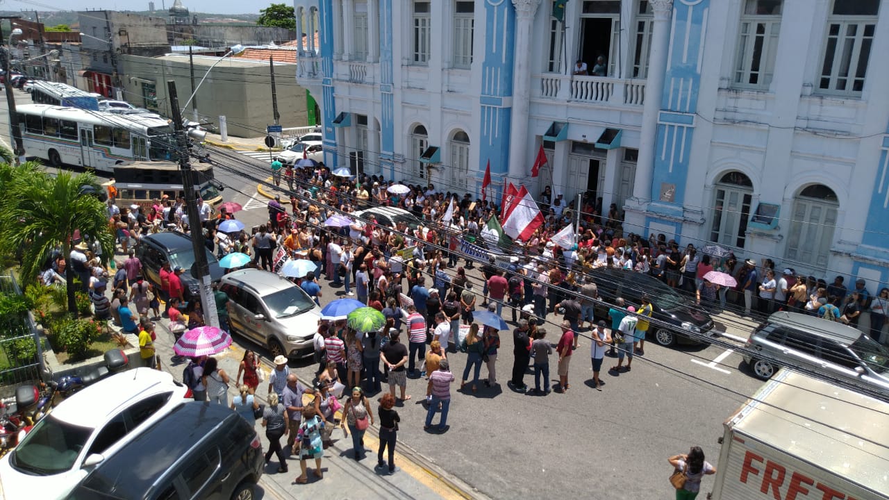 Servidores da Saúde realizam manifestação em frente a Prefeitura de Natal