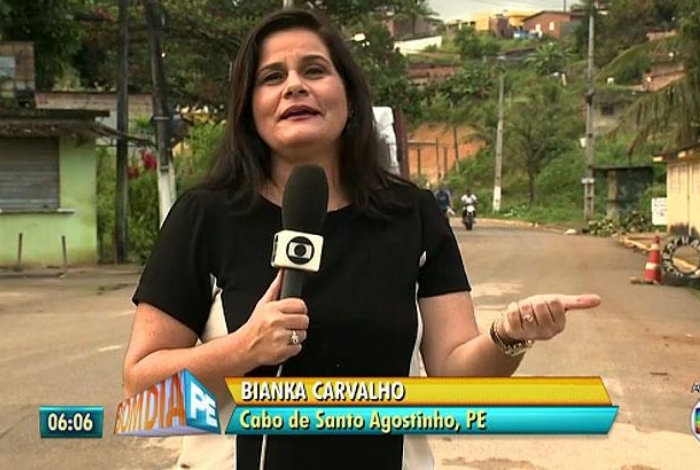 Repórter da TV Globo fica sem vale-transporte e desce de ônibus ao vivo