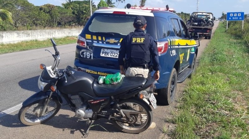 Homem abandona moto com droga em BR e foge ao ver viatura da PRF