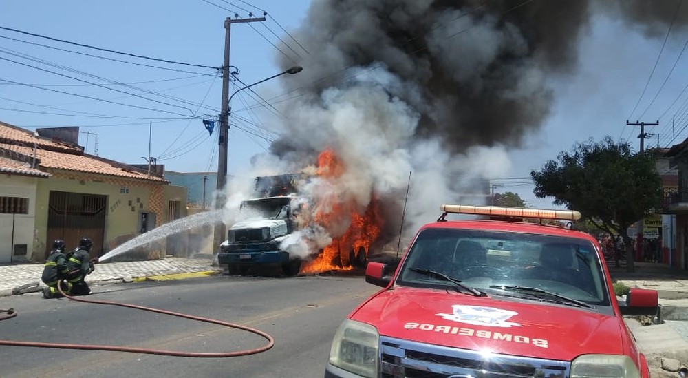 Caminhão carregado pega fogo e fica totalmente destruído no RN; assista