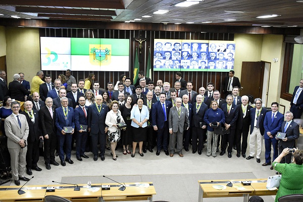 Constituintes estaduais recebem comenda Arnóbio Abreu no Legislativo Potiguar
