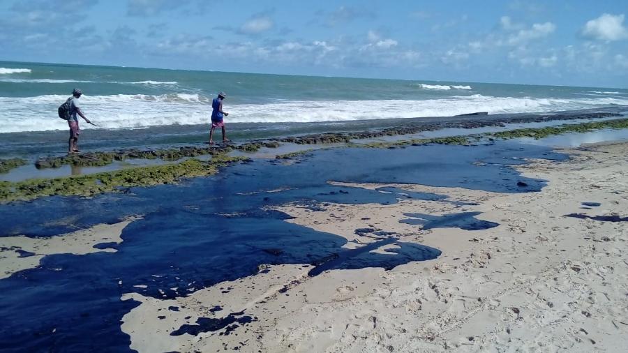 Marinha notificará 30 navios de 10 países sobre óleo em praias do Nordeste