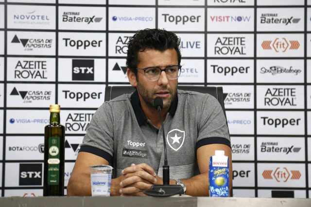 Botafogo apresenta oficialmente novo treinador