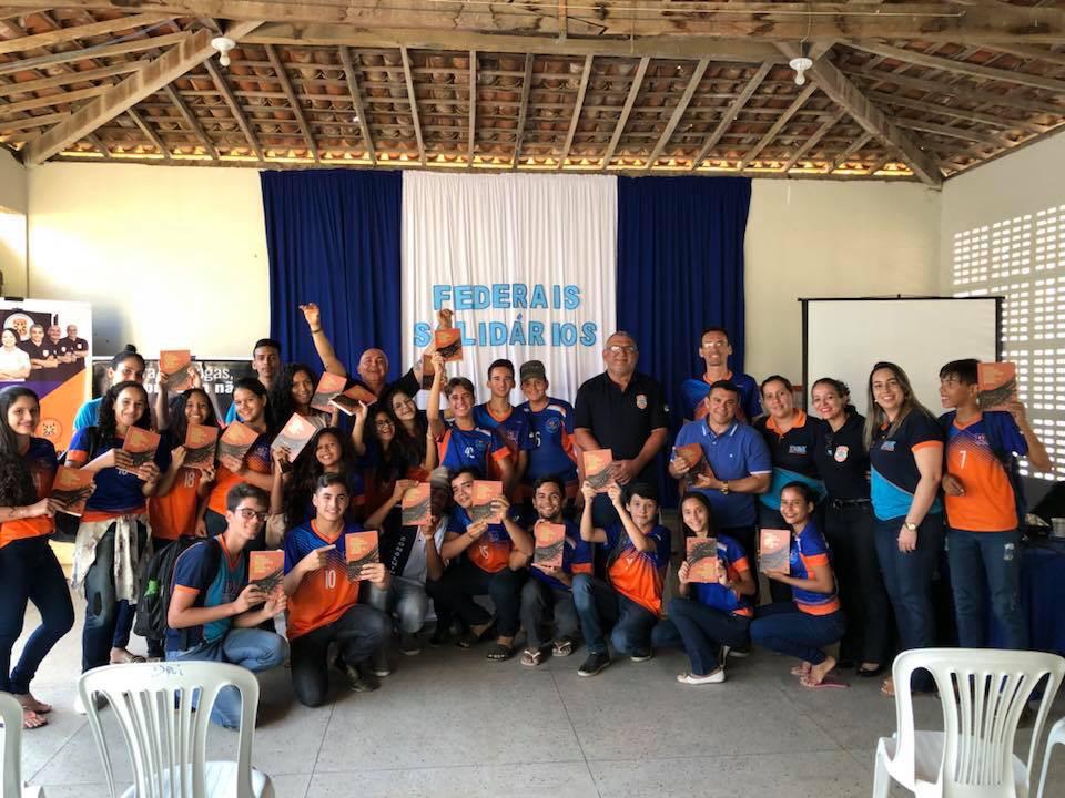 Estudantes de Brejinho ganham livros em ação do projeto Federais Solidários