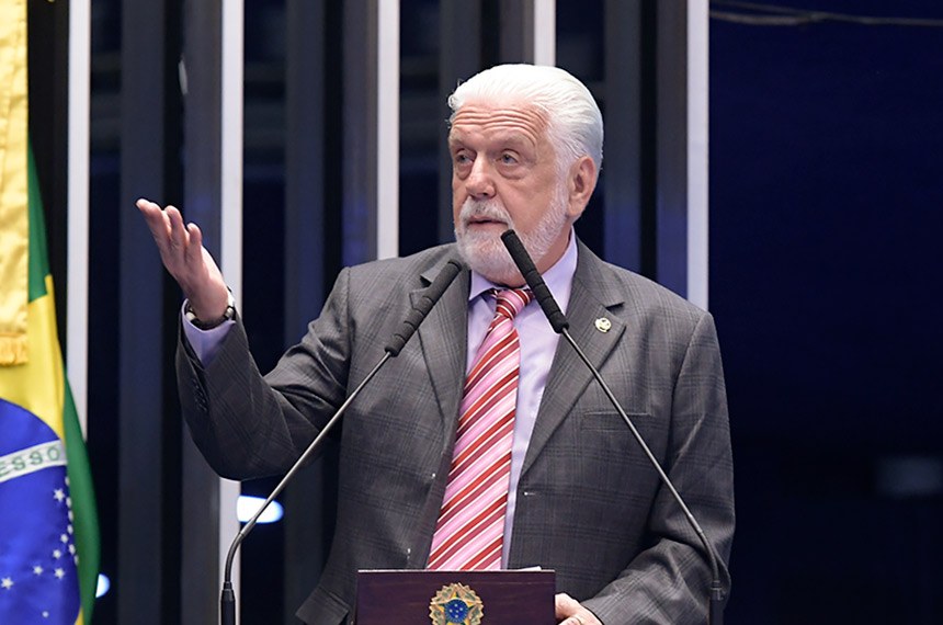 Senador do PT sugere que Paulo Guedes se inspire no Nobel da Economia de 2019