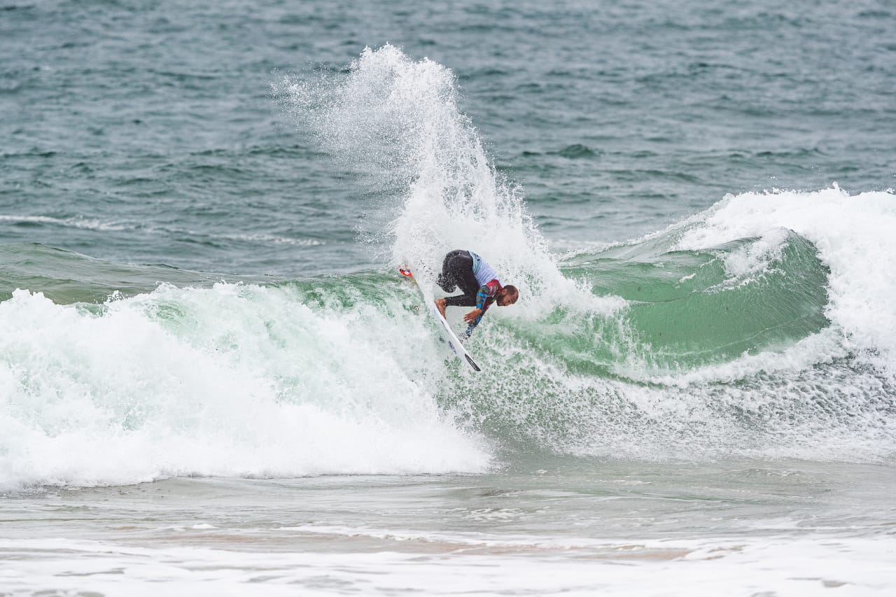 Surfista potiguar avança direto para a 3ª fase em Portugal