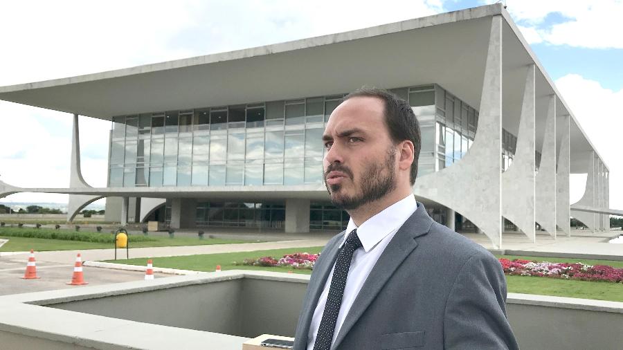 Filho de Bolsonaro se desculpa por post no Twitter sem autorização do pai