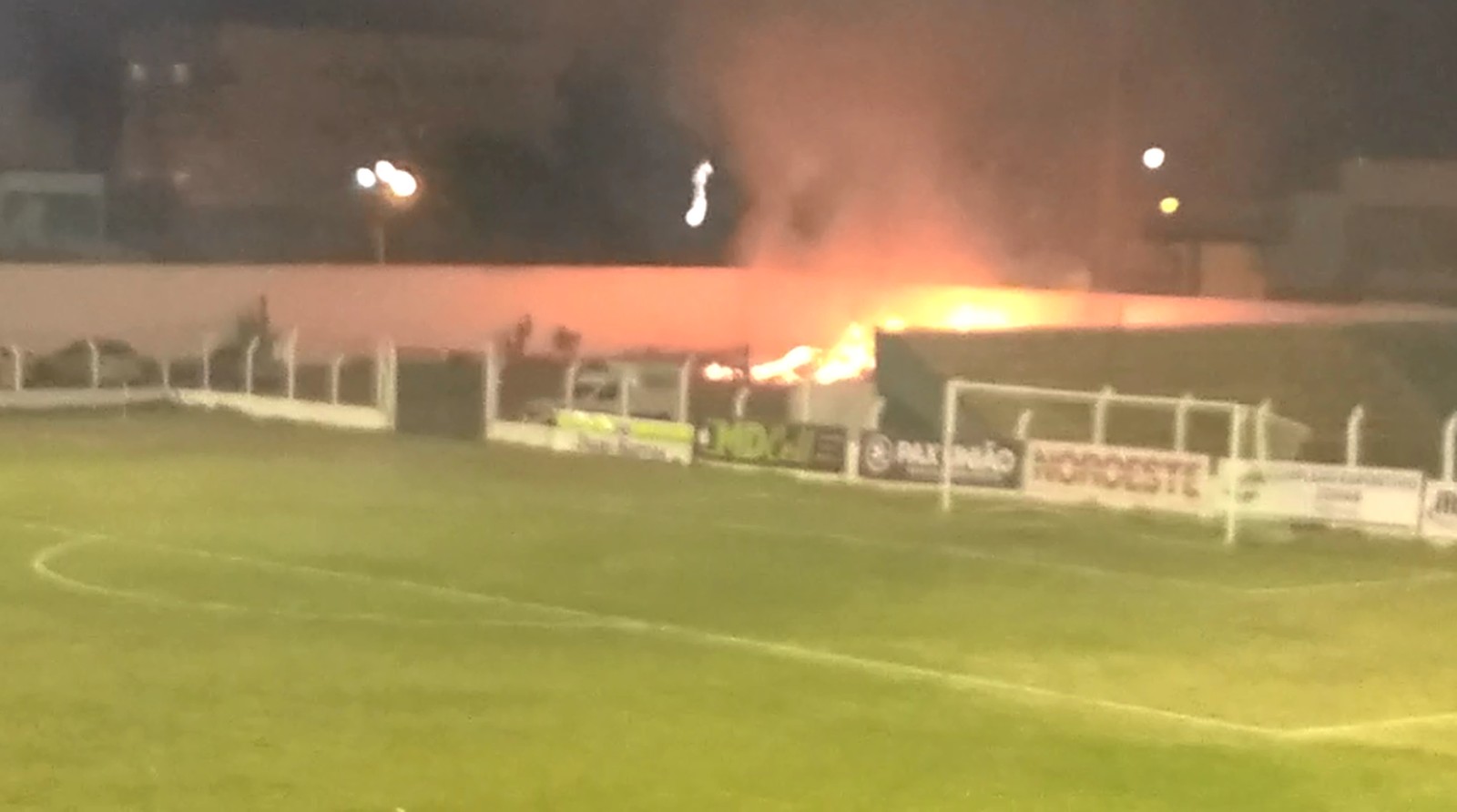 VÍDEO: Fogos durante entrada de time causam incêndio em estádio no NE