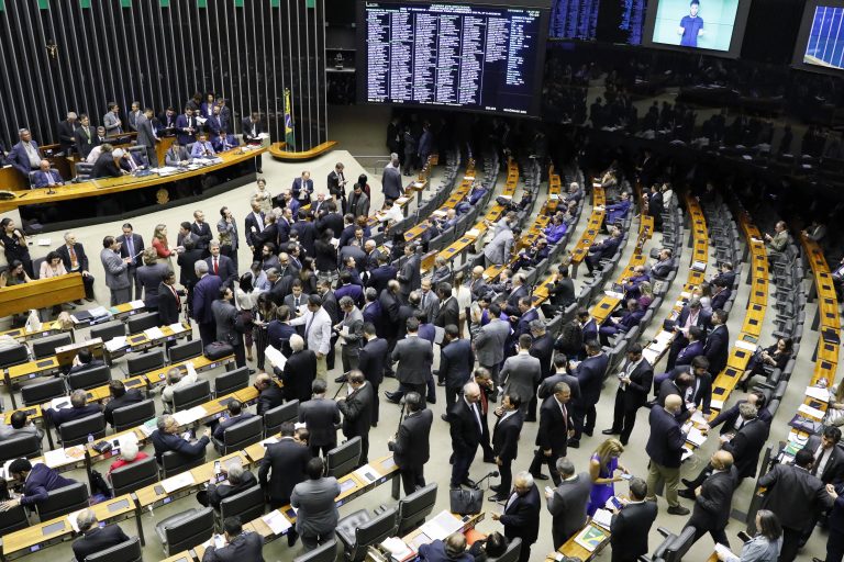 Styvenson quer cortar número de deputados e senadores no Brasil