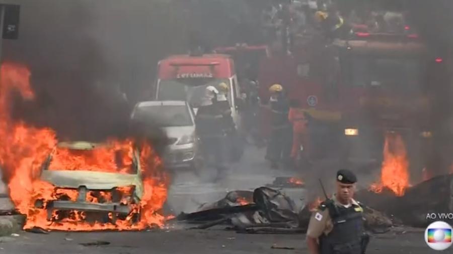 (VÍDEO) Avião cai no meio da rua em Belo Horizonte; assista