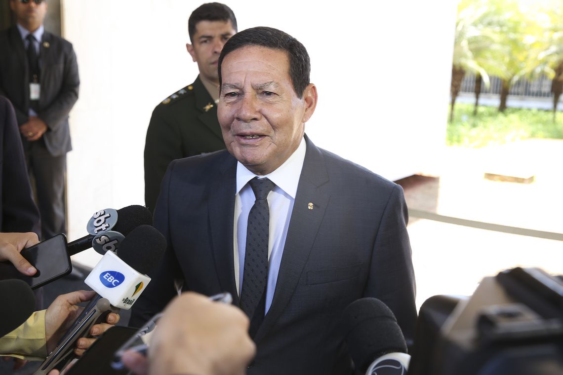 "Caso único no mundo", diz Mourão sobre manchas de óleo no Nordeste