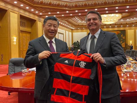 Bolsonaro entrega camisa do Fla a presidente chinês: "Melhor time do Brasil"