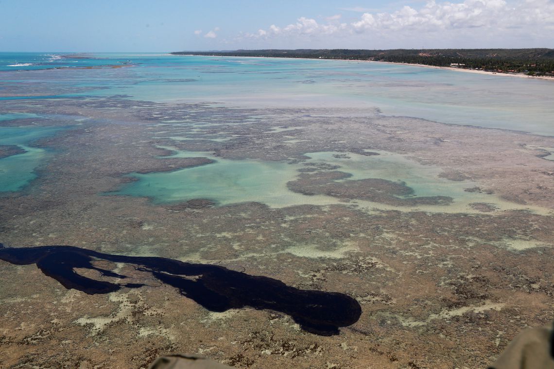 Detectadas manchas de óleo em nove praias do RN e mais 4 estados do Nordeste