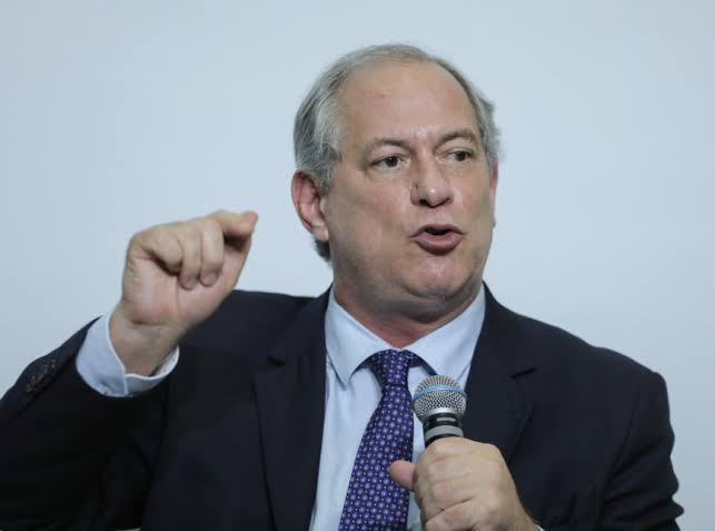Ciro "detona" filho de Bolsonaro, chama de "esterco" e pedirá cassação