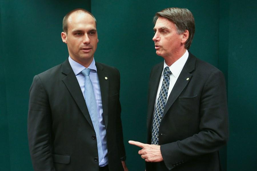 Bolsonaro lamenta fala de Eduardo sobre AI-5 e diz que filho 'está sonhando'