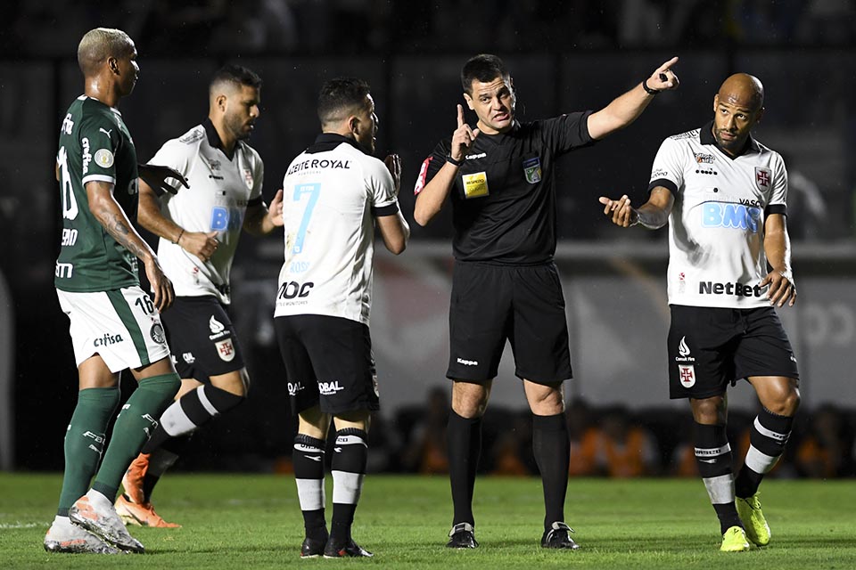 Palmeiras derrota Vasco e diminui vantagem para líder Flamengo