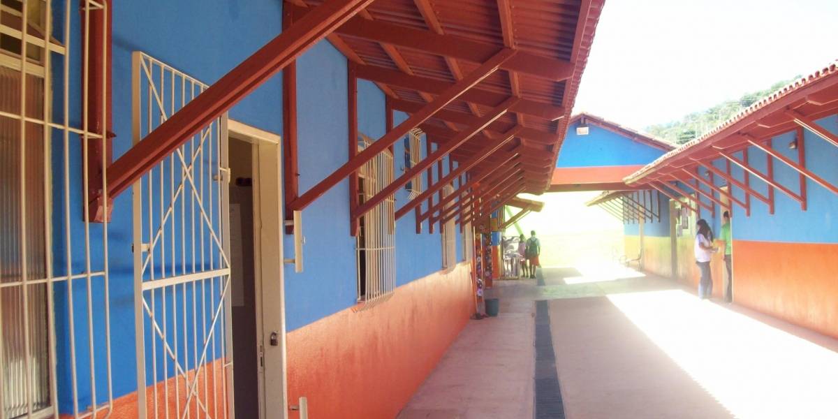 Aluno invade escola e atira contra colegas em MG