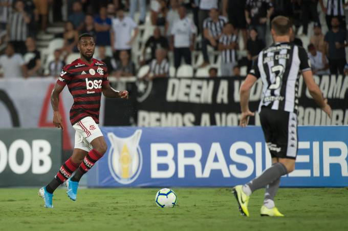 Flamengo vence Botafogo e garante vantagem de 8 pontos no Brasileiro