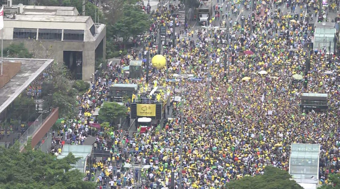Multidão ocupa Avenida Paulista em SP durante protesto contra o STF