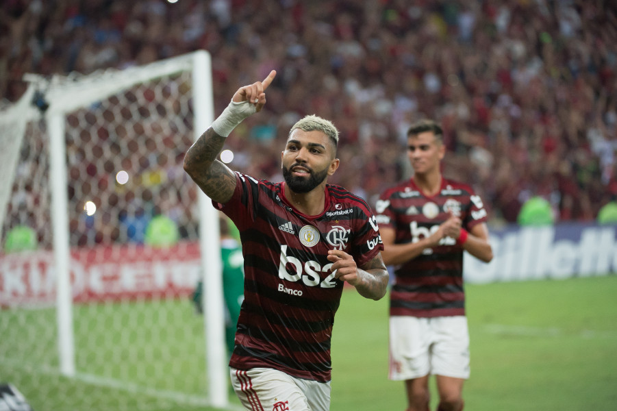 Flamengo vence Bahia e abre 10 pontos do Palmeiras