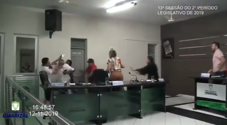 Sessão na Câmara de Umarizal termina em briga de vereador com blogueiro; vídeo