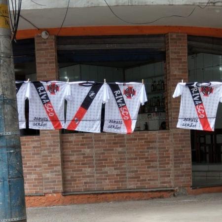 Para secar o Fla, ambulantes vendem camisa "RiVasco" em São Januário