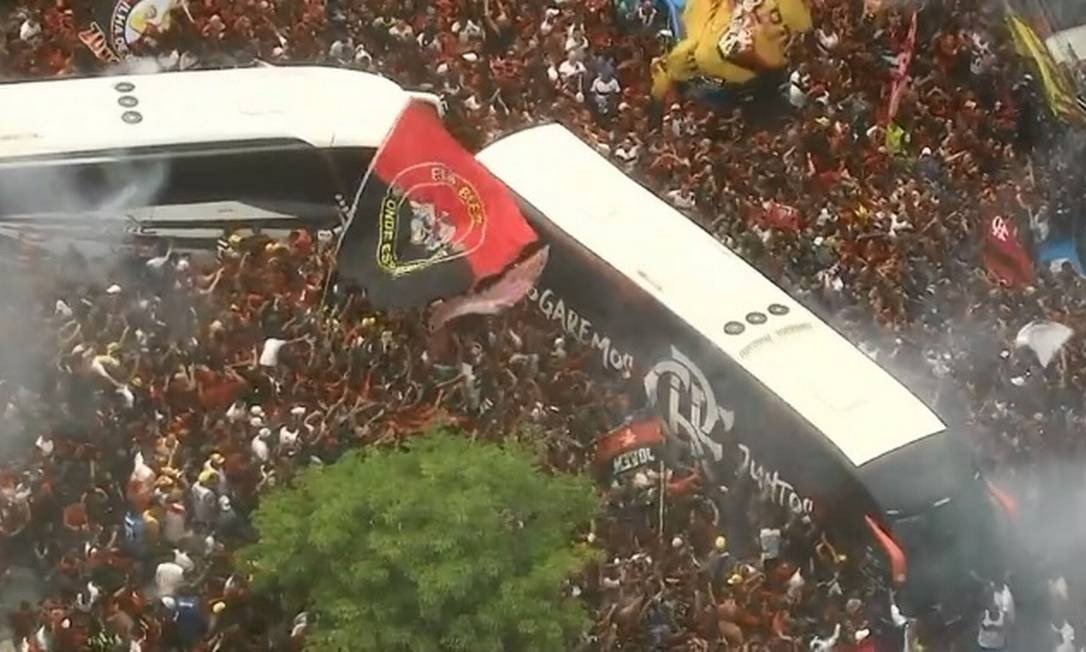 Milhares se despedem do Flamengo antes da final da Libertadores; assista