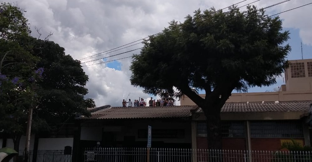 Presos tomam cadeia, fazem reféns, atiram em policial e fogem no PR
