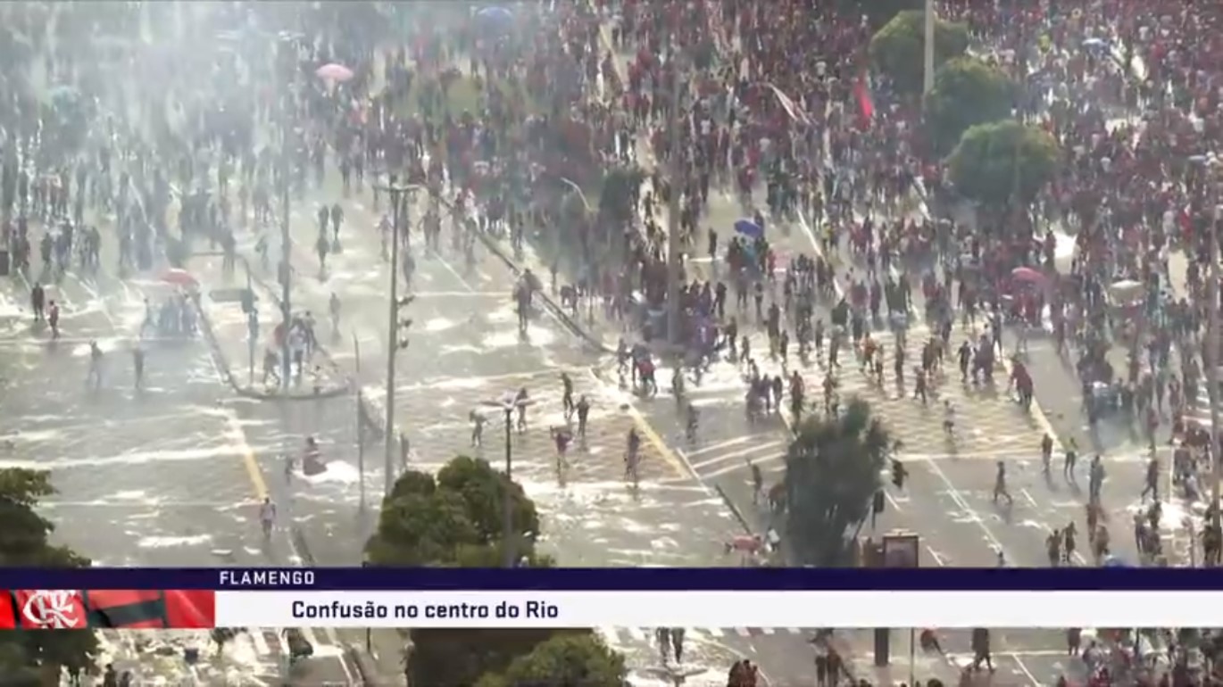 Festa do título do Flamengo termina em confusão entre torcedores e polícia