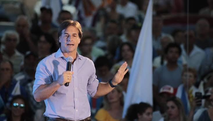 Direita vence eleições no Uruguai, mas corte eleitoral adia resultado