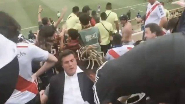 Ex-goleiro Júlio César desmaia após o Flamengo ganhar a Libertadores; veja