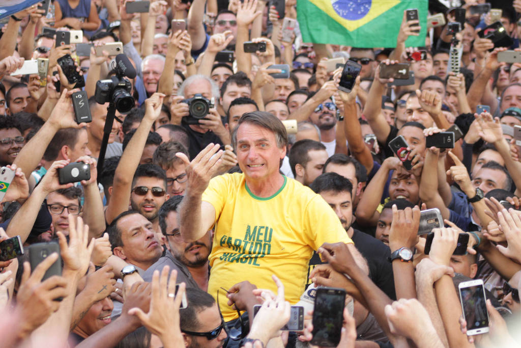 Campanha de Bolsonaro teve 11 milhões de santinhos sem declarar à Justiça