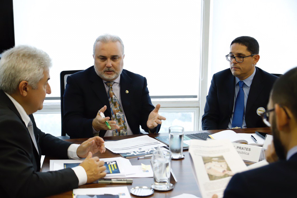 Em reunião com ministro de Bolsonaro, senador defende polo aeroespacial no RN