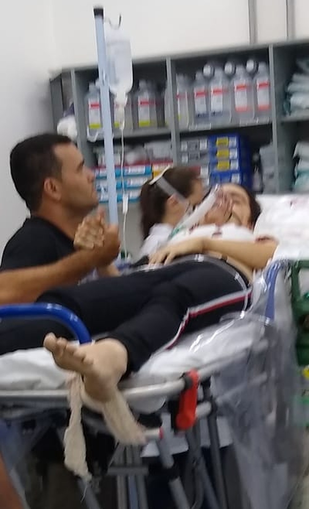 Foto mostra suspeito de atirar em ex no RN segurando mão da vítima no hospital