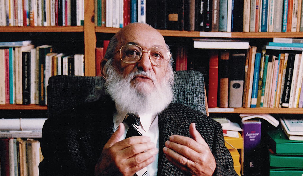 Bolsonaro chama Paulo Freire de 'energúmeno' e diz que TV Escola 'deseduca'